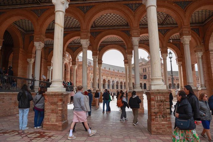 Turistas visitan la Plaza de España, archivo