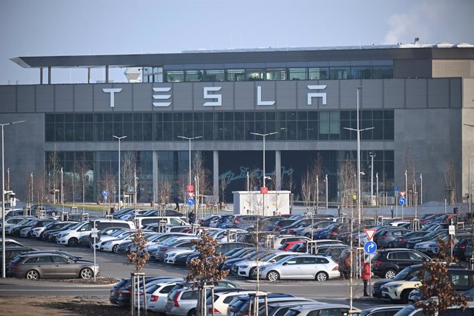 Vista general de la fábrica de Tesla en Grünheide. Tras un ataque al suministro eléctrico del fabricante de coches eléctricos Tesla, la fábrica vuelve a estar conectada a la red tras un corte de energía que duró varios días. 