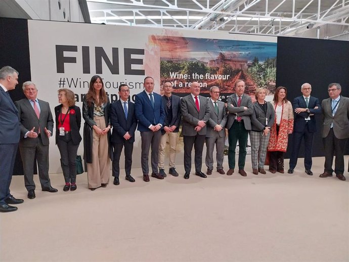 El alcalde de Valladolid, en el centro de la imagen, en la inauguración de la quinta edición de FINE