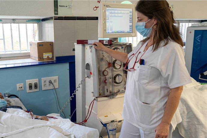 Una profesional del Servicio de Nefrología del Hospital de Jaén atiende a un paciente.