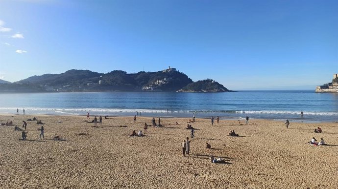 Archivo - Varias personas disfrutan de la playa en una jornada soleada en San Sebastián