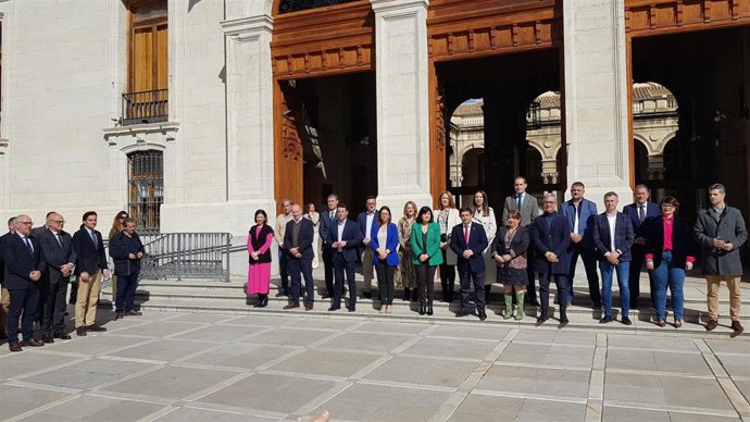 Asisentes al izado de la bandera de la provincia de Jaén.