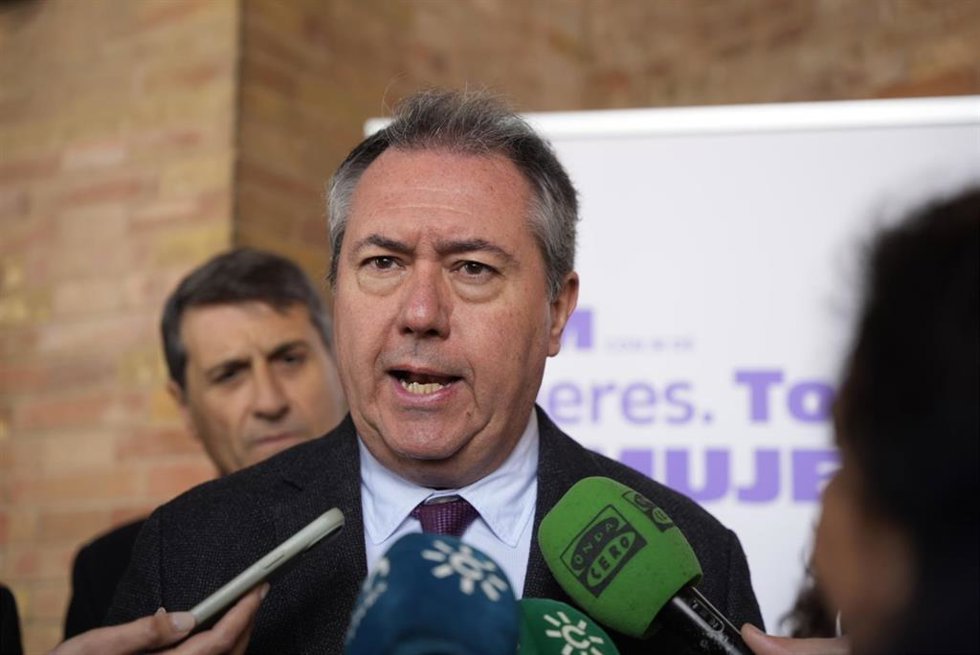 El secretario general del PSOE-A, Juan Espadas, atiende a los medios en imagen de archivo