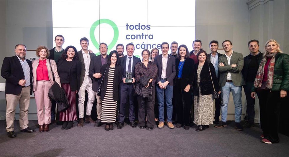 El jefe de Oncología del Valme, Manuel Chaves Conde, con otros profesionales.