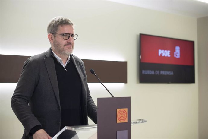 El portavoz socialista de Educación en las Cortes de Aragón, Ignacio Urquizu, en rueda de prensa