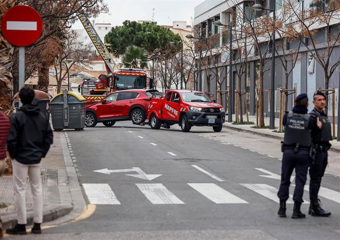 Bomberos en las inmediaciones del edificio quemado en Campanar