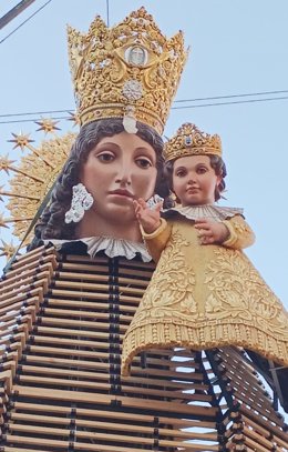 Imagen del cadafal con la imagen de la Virgen de los Desamparados, patrona de los valencianos, colocado tras su restauración para recibir los ramos de la ofrenda de las Fallas 2024.