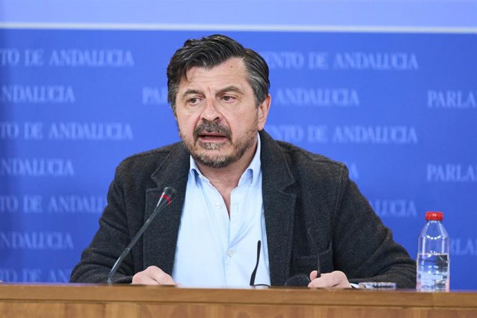 El portavoz del Grupo Parlamentario Popular, Toni Martín, durante la ronda de ruedas de prensa de portavoces de los grupos parlamentarios en el Parlamento de Andalucía, a 13 de marzo de 2024 en Sevilla (Andalucía, España). Los portavoces de los grupos p