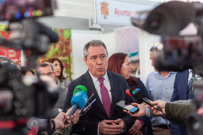 El secretario general del PSOE de Andalucía, Juan Espadas, atiende a los medios en ExpoCherry-Costa Granada, en Albuñol (Granada).