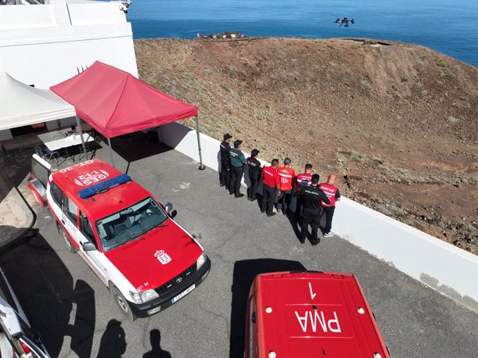 Parte de los efectivos que participan en la búsqueda de los dos jóvenes que desaparecieron en la costa de Las Palmas de Gran Canaria, en la zona de El Confital, el 8 de marzo