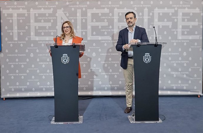 La presidenta del Cabildo de Teneirfe, Rosa Dávila y el vicepresidente, Lope Afonso, en una rueda de prensa para dar cuenta de los acuerdos del Consejo de Gobierno