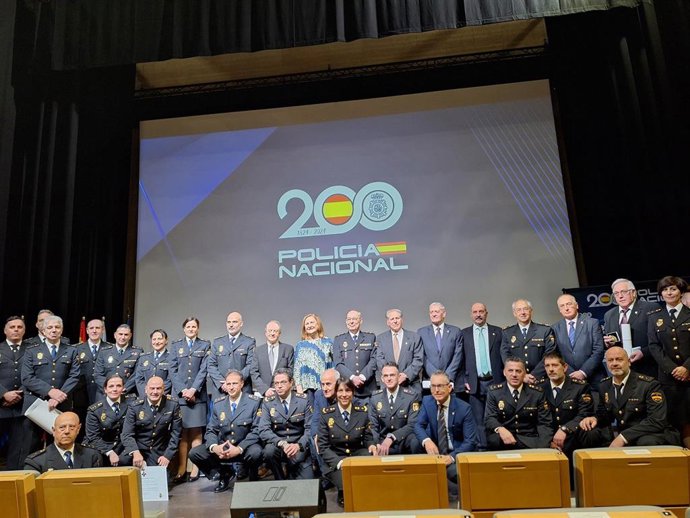 La subdelegada del Gobierno, Marian Rueda, con todos los policías nacionales galardonados