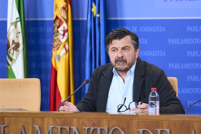 El portavoz del Grupo Parlamentario Popular, Toni Martín, durante la ronda de ruedas de prensa de portavoces de los grupos parlamentarios en el Parlamento de Andalucía, a 13 de marzo de 2024 en Sevilla (Andalucía, España). Los portavoces de los grupos p