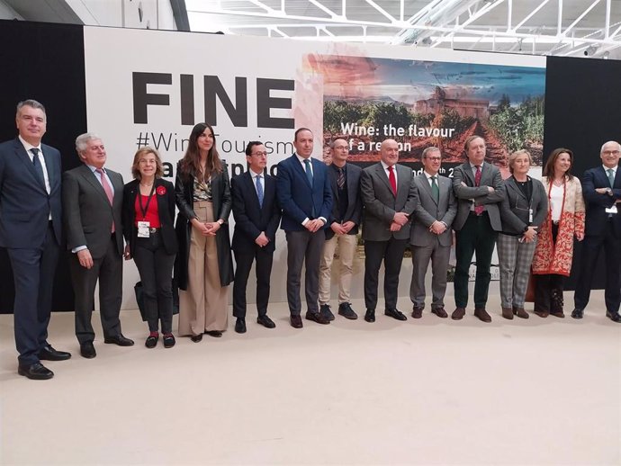 Imagen de las autoridades y partipantes en la inauguración de la quinta edición de FINE