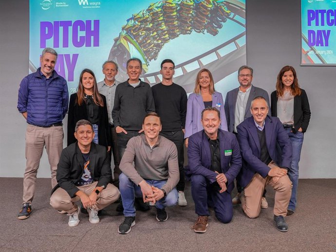 Archivo - El director digital de portAventura World, Andreu Tobella, y la directora de Wayra Barcelona, Marta Antúnez, junto con los diez finalistas del programa que participaron en el Pitch Day