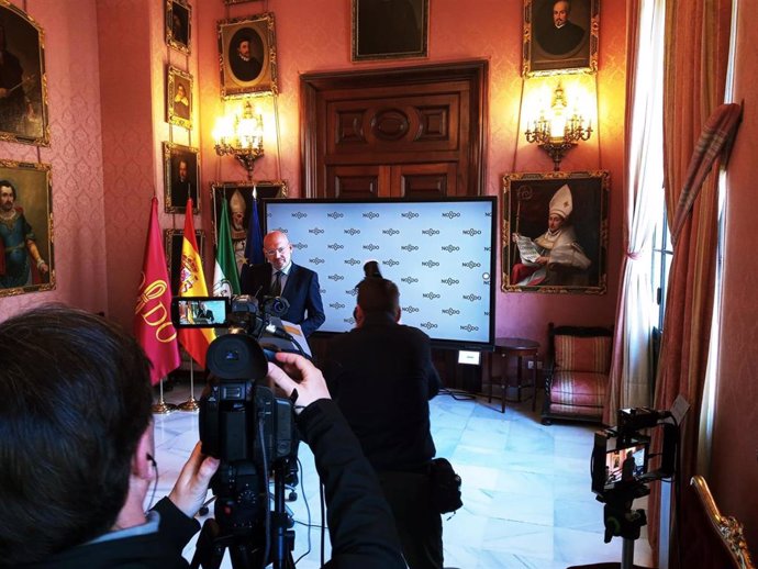 El delegado Manuel Alés, durante la rueda de prensa en el Ayuntamiento.