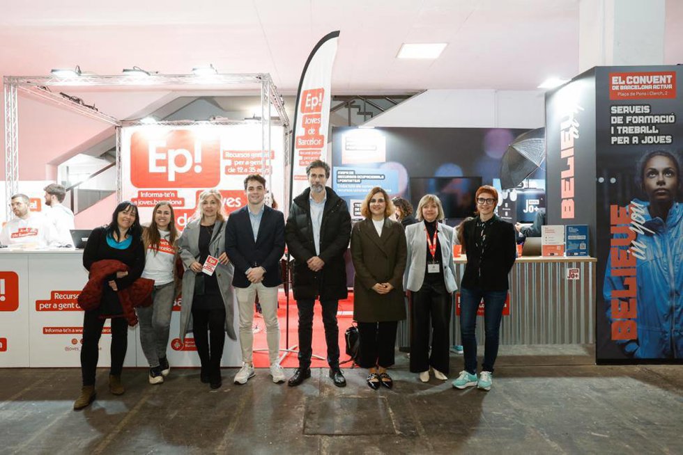 El comisionado de Políticas de Infancia, Adolescencia, Juventud y LGTBI, Javier Rodríguez, junto con otros representantes en el estand municipal en el Saló de l'Ensenyament.
