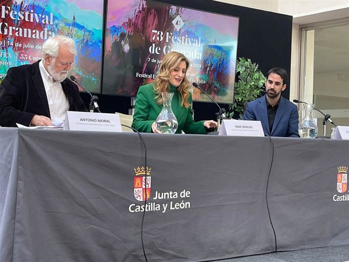 La viceconsejera de Acción Cultural, Mar Sancho, acompañada por el director del Festival de Granada, Antonio Moral