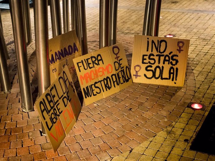 Pancartas durante la concentración en protesta por la violación en Albelda 