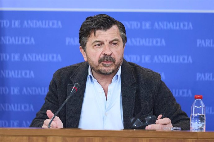 El portavoz del Grupo Parlamentario Popular, Toni Martín, durante la ronda de ruedas de prensa de portavoces de los grupos parlamentarios en el Parlamento de Andalucía, a 13 de marzo de 2024 en Sevilla (Andalucía, España). Los portavoces de los grupos par