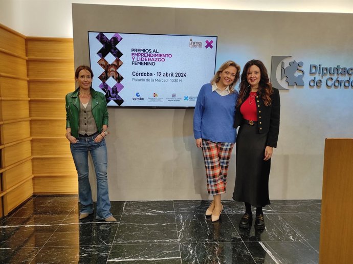 La delegada de Igualdad de la Diputación, Auxiliadora Moreno (centro), en la presentación de los I Premios al Emprendimiento y Liderazgo Femenino.