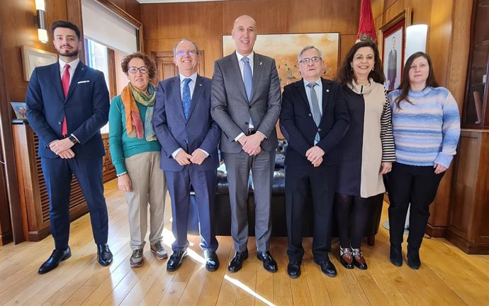 El alcalde de León junto con representantes de la Cofradía del Santo Sepulcro.