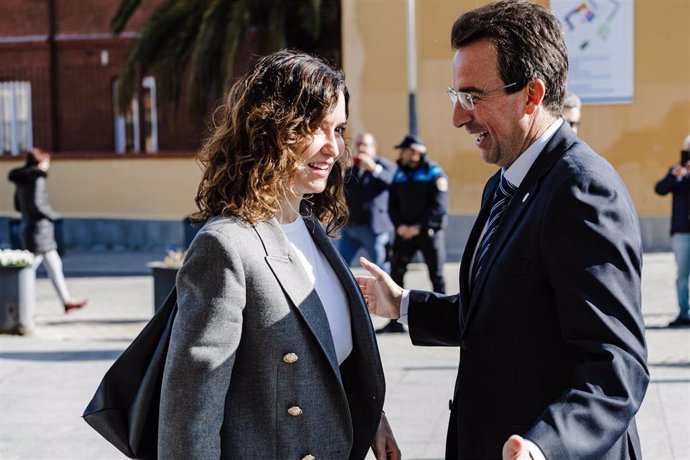 Isabel Díaz Ayuso con el alcalde de Leganés, Miguel Ángel Recuenco