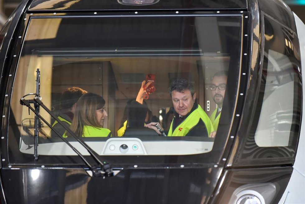 La presidenta de Cantabria, María José Sáenz de Buruaga (1i), montada en uno de los nuevos trenes de ancho métrico de Renfe, en CAF, a 26 de febrero de 2024, en Beasain, Gipuzkoa, País Vasco (España). 