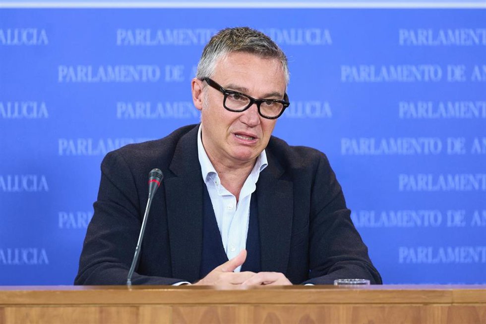 El portavoz del Grupo Parlamentario Vox, Manuel Gavira, durante la ronda de ruedas de prensa de portavoces de los grupos parlamentarios en el Parlamento de Andalucía, a 13 de marzo de 2024 en Sevilla (Andalucía, España). Los portavoces de los grupos par