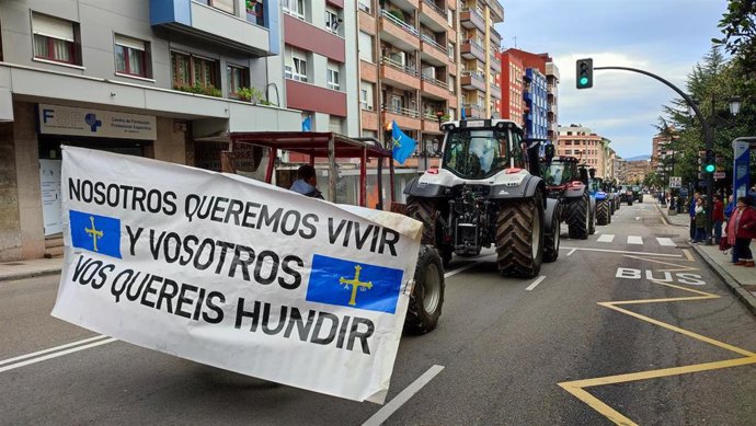 Archivo - Tractores entrando en Oviedo para potestar por los problemas que sufre el campo el 8 de febrero de 2024.