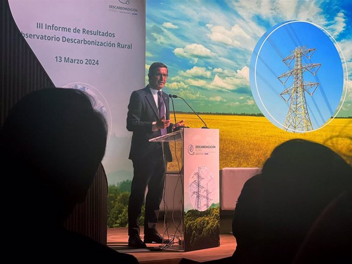 El consejero de Industria, Energía y Minas de la Junta, Jorge Paradela, durante su intervención en el acto de presentación del III Informe del Observatorio de Descarbonización Rural de la Asociación de Distribuidores de Energía Eléctrica (CIDE).