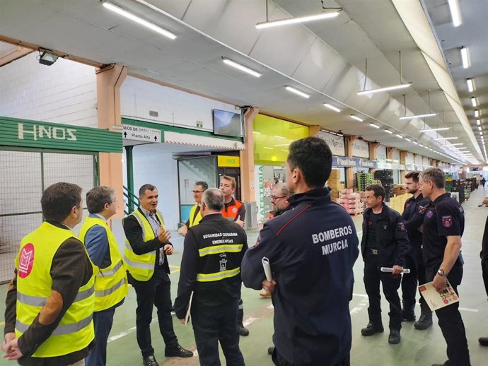 Los concejales de Seguridad Ciudadana y Emergencias, Fulgencio Perona, y de Turismo, Comercio y Consumo, Jesús Pacheco, visitan las instalaciones de MercaMurcia junto con miembros del Cuerpo de Bomberos Murcia y Protección Civil