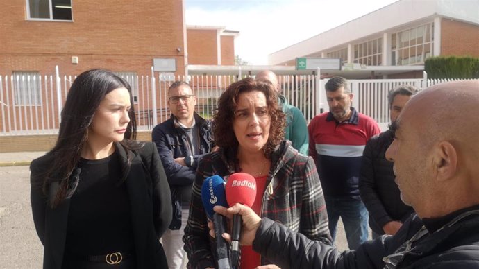 La secretaria de Ciudadanía y Derechos Sociales del PSOE-A y parlamentaria onubense, Susana Rivas, atiende a los medios en Lepe.