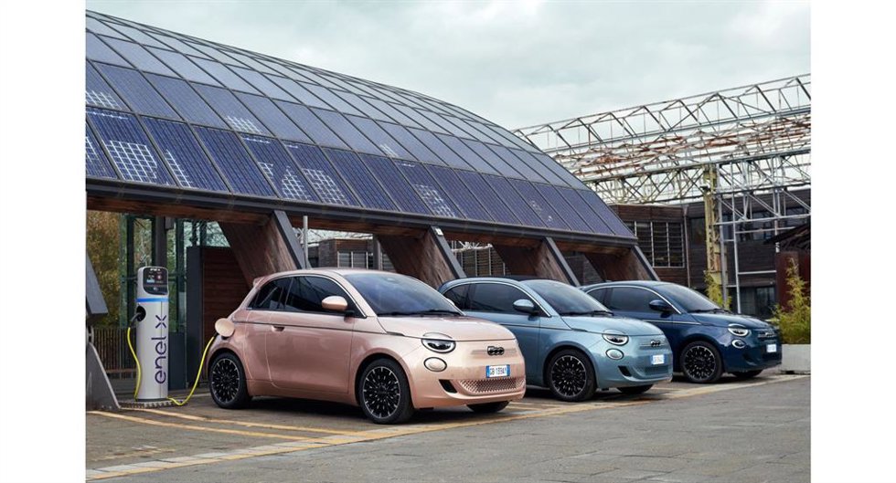 Fiat adelanta hasta 7.000 euros del plan Moves III y regala una estación de carga en su gama 100% eléctrica.