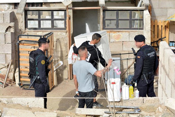 Agentes de la Guardia Civil durante el desahucio de un edificio okupado en Costa del Silencio