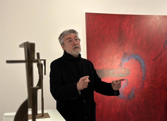 El artista vallisoletano Miguel Isla en la presentación de la exposición  'Las ecuaciones de la incertidumbre - En proceso' en la Diputación de Valladolid.