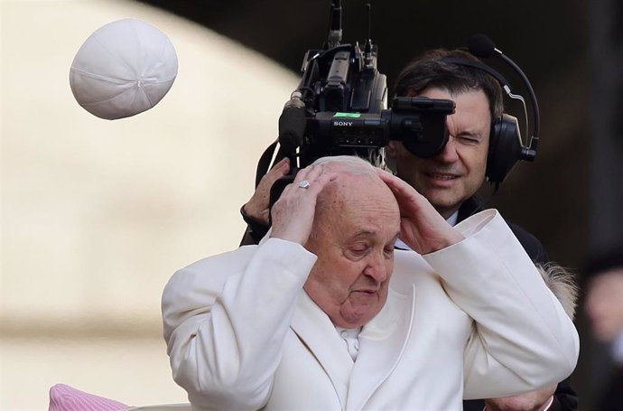 El Papa a su llegada a la audiencia general en la Plaza de San Pedro del Vaticano