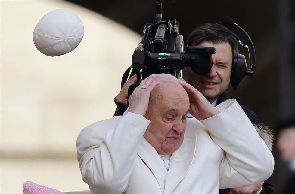 El Papa a su llegada a la audiencia general en la Plaza de San Pedro del Vaticano