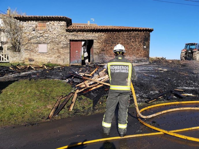 Bomberos extinguen un incendio de una pila de madera en Celada.