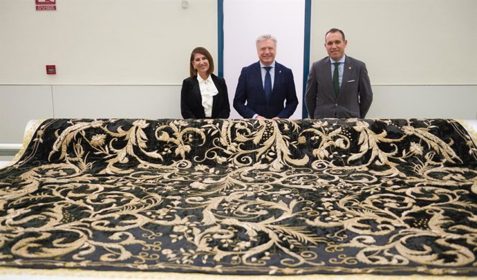 Manto de la Virgen del Pasmo de Bollullos Par del Condado (Huelva), restaurado por el IAPH.