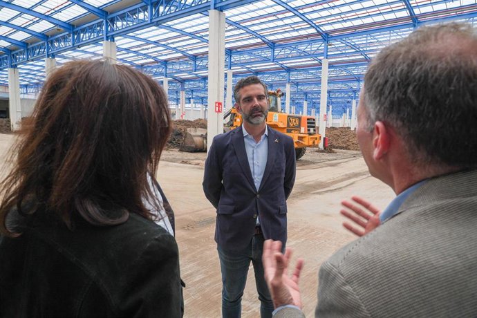 El consejero de Sostenibilidad, Medio Ambiente y Economía Azul, Ramón Fernández-Pacheco (c), durante su visita a las instalaciones de tratamiento de lodos residuales, a 13 de marzo de 2024 en Sevilla, Andalucía (España).