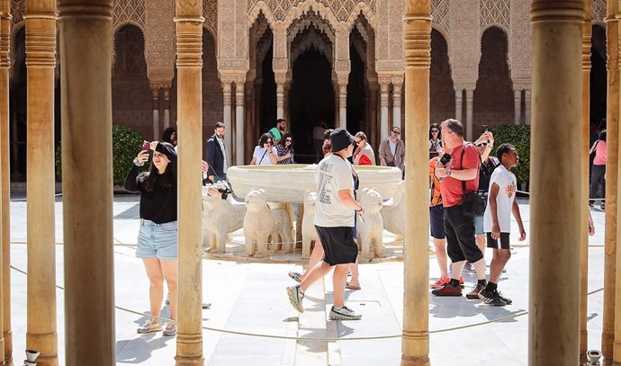 Archivo - Turistas en la Alhambra de Granada, en imagen de archivo.