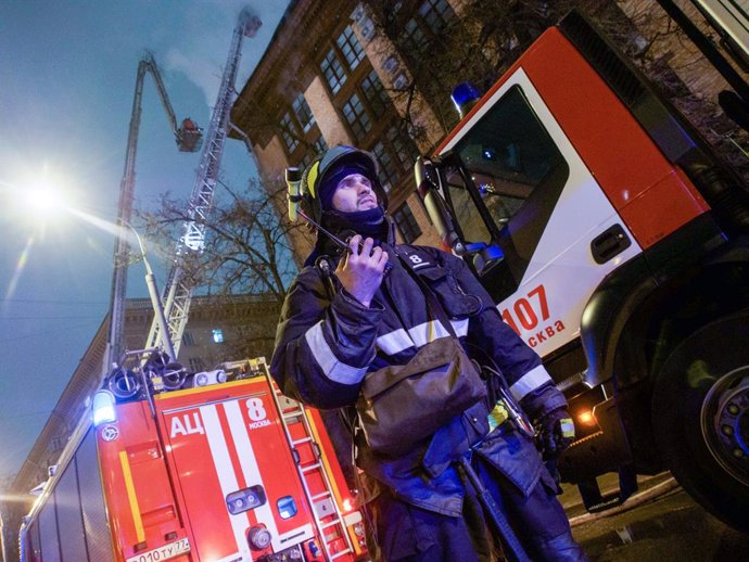 Archivo - Bomberos de Rusia durante un incendio en un edificio en la capital, Moscú (archivo)