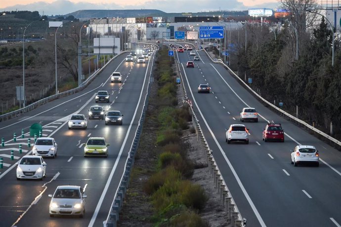 Archivo - Varios coches circulan por la autovía A-3