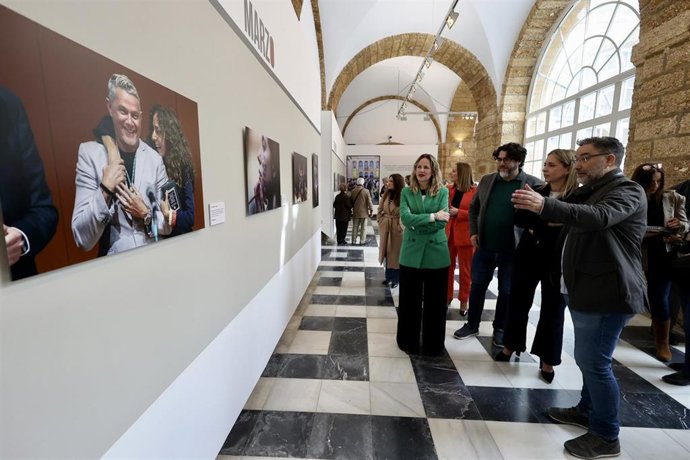 La presidenta de la Diputación de Cádiz, Almudena Martínez, inaugura la exposición 'Fotocrónica. Un año de fotoperiodismo' junto a Diego Calvo, presidente de la Asociación de la Prensa de Cádiz, y Román Ríos, presidente de la Asociación de Fotoperiodist