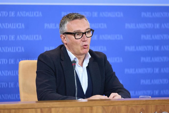 El portavoz del Grupo Parlamentario Vox, Manuel Gavira, durante la ronda de ruedas de prensa de portavoces de los grupos parlamentarios en el Parlamento de Andalucía, a 13 de marzo de 2024 en Sevilla (Andalucía, España). Los portavoces de los grupos par