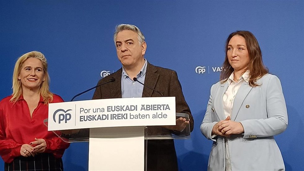 El presidente del PP y candidato a lehendakari, Javier de Andrés, con las cabezas de lista por Bizkaia y Gipuzkoa, Esther Martínez y Muriel Larrea, respectivamente, en rueda de prensa en Bilbao