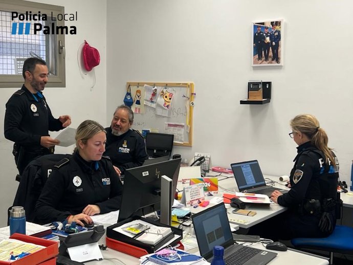 Policías tutores preparan una intervención.