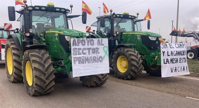 Archivo - Tractores en una protesta en Valladolid.