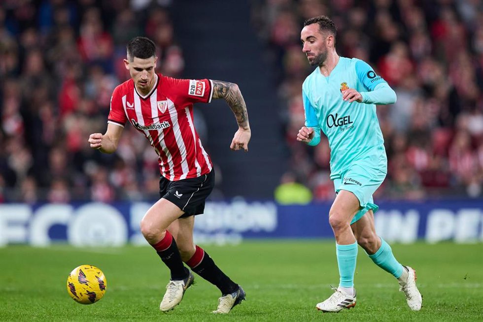 Archivo - El centrocampista del Athletic Club Oihan Sancet conduce el balón ante el mediocentro del RCD Mallorca Sergi Darder, en el partido de LaLiga EA Sports 2023-2024 disputado en San Mamés. 